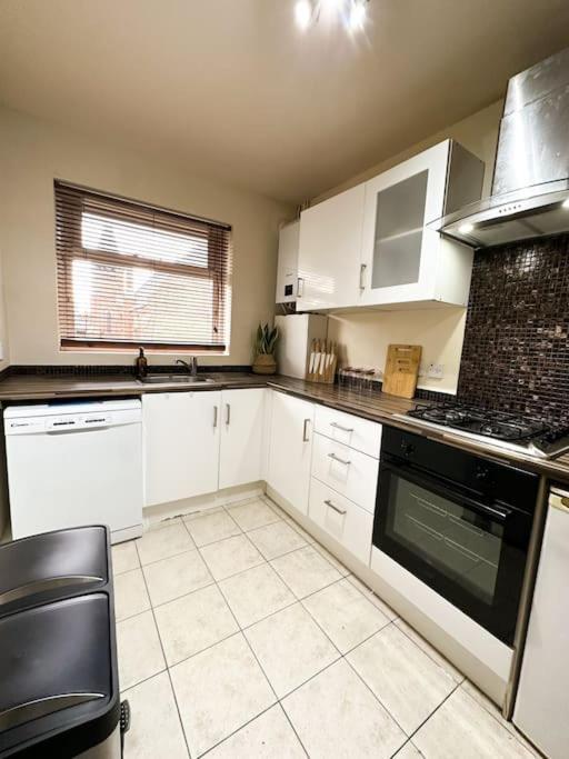 Bright & Spacious Split Level Flat In Kennington Londen Buitenkant foto